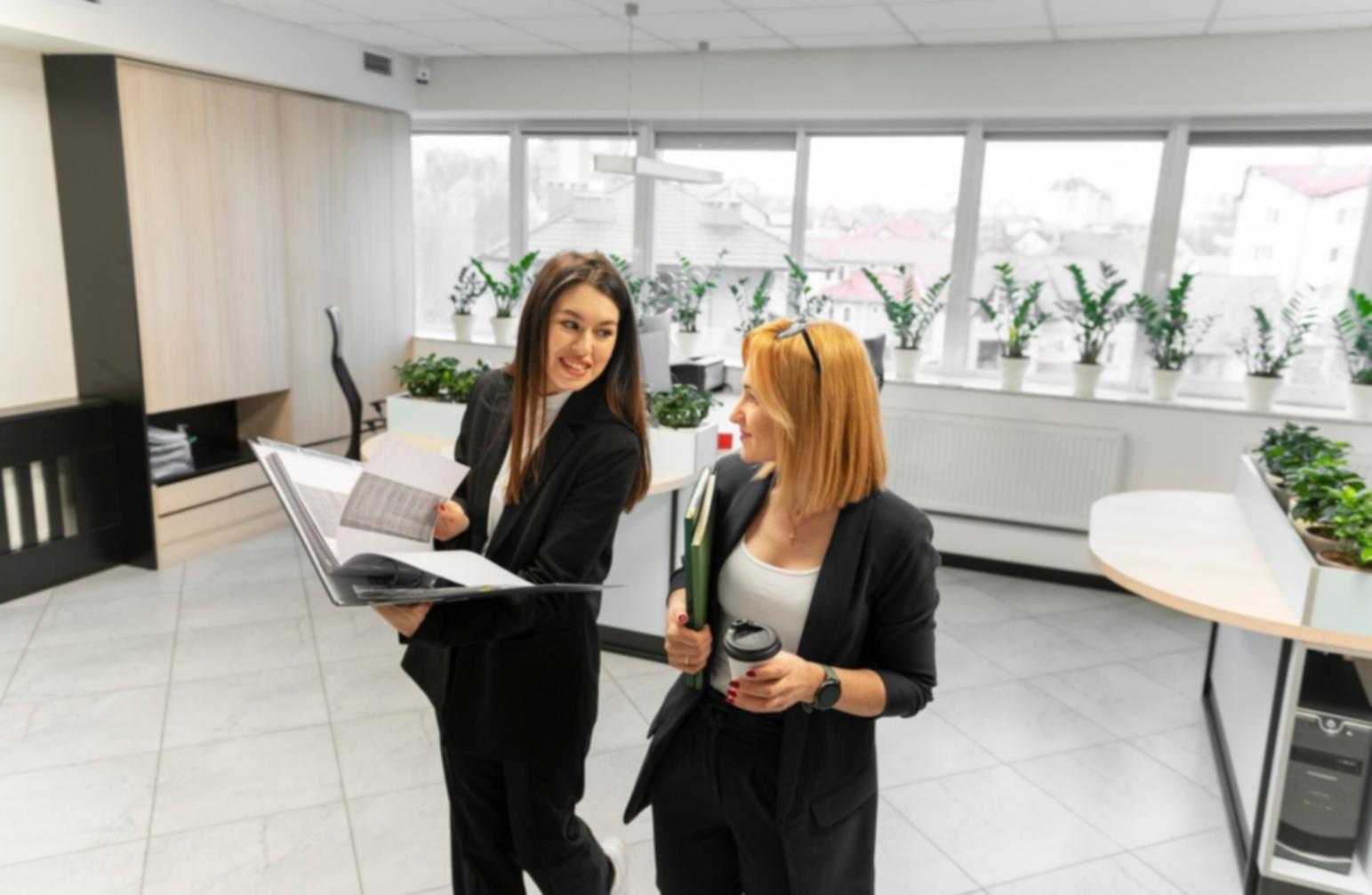 Moderne Büroumgebung mit Fokus auf professionelle Finanzberatung